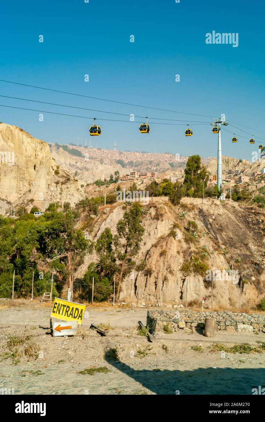 La Paz La Paz / Bolivia, 8 Maggio 2015: vedute panoramiche di La Paz giallo Skytrain/linea della Cabinovia (Mi) Teleferico Boliviano della Cordigliera delle Ande Paesaggio Urbano Foto Stock