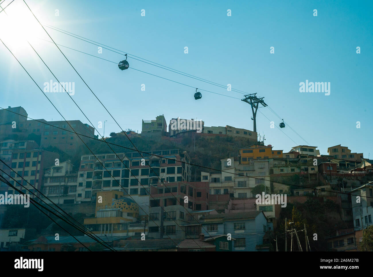 Vedute panoramiche di La Paz città dal giallo Skytrain/linea della Cabinovia (Mi) Teleferico Boliviano della Cordigliera delle Ande Paesaggi Urbani Foto Stock