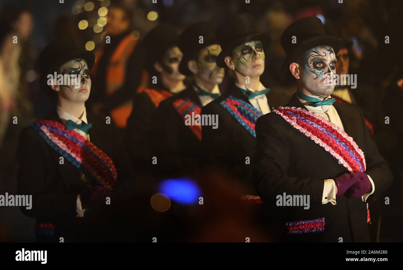 La folla guarda la Macnas Halloween Parade rendendo il suo modo attraverso il centro citta' di Galway. Foto di PA. Picture Data: domenica 27 ottobre, 2019. La parata è stata a tema con il titolo Danza Macabra. Vedere PA storia Halloween sociale. Foto di credito dovrebbe leggere: Niall Carson/PA FILO Foto Stock