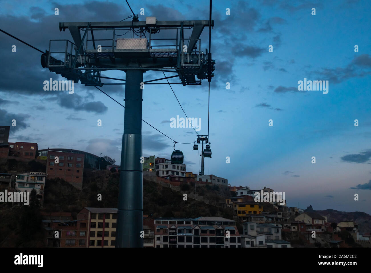 La Paz La Paz / Bolivia, 8 Maggio 2015: vedute panoramiche di La città di La Paz dalla verde Skytrain/linea della Cabinovia (Mi) Teleferico Boliviano della Cordigliera delle Ande Ur Foto Stock