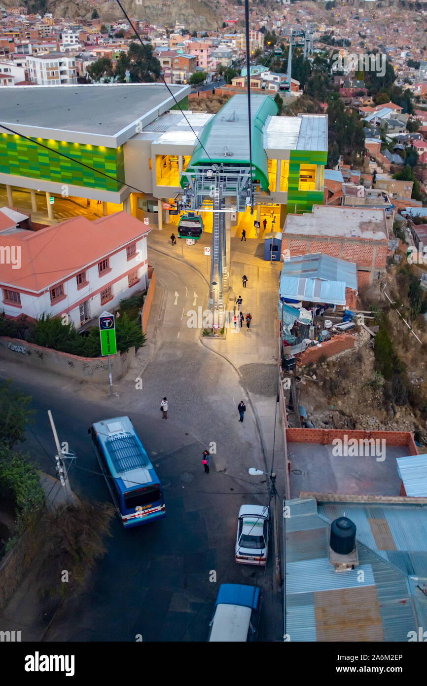 Vedute panoramiche del La città di La Paz dalla verde Skytrain/linea della Cabinovia (Mi) Teleferico Boliviano della Cordigliera delle Ande Paesaggi Urbani Foto Stock