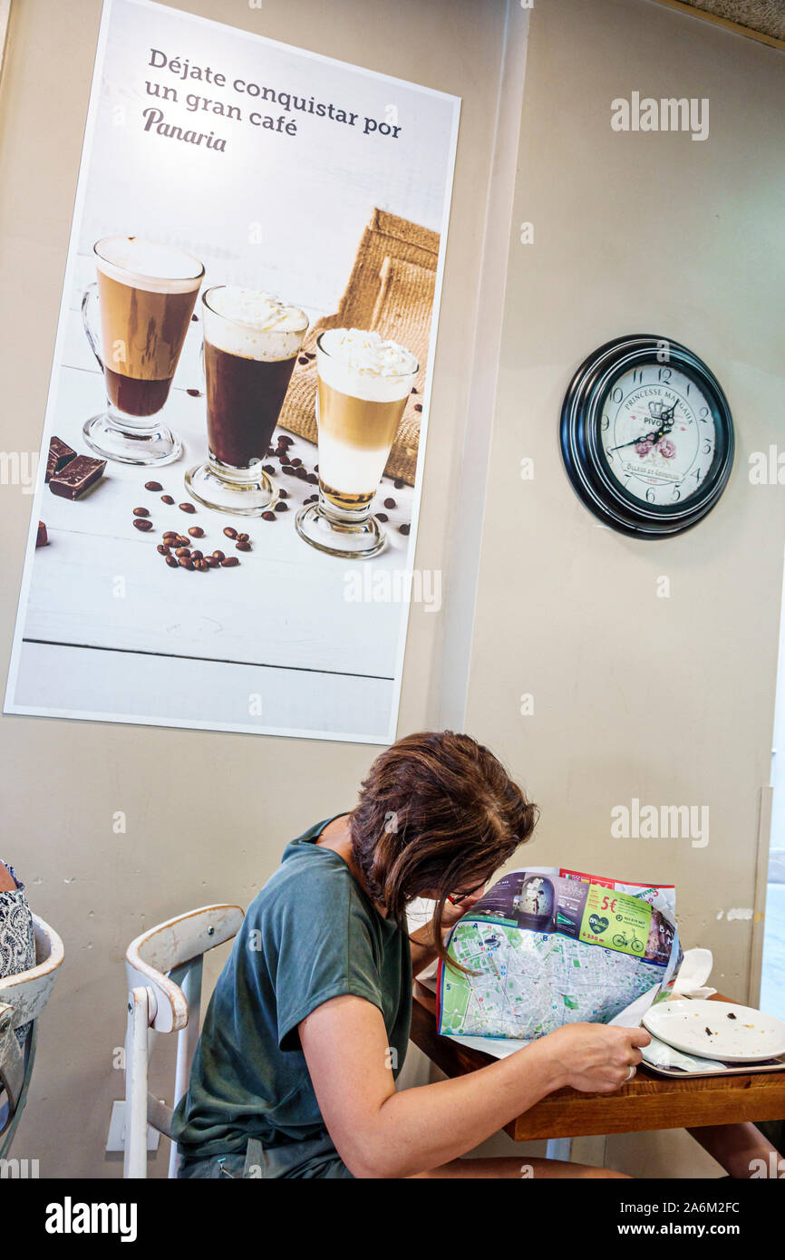 Valencia Spagna,Latino latino ispanico,Ciutat Vella,città vecchia,quartiere storico,Plaza Placa del Mercat,Panaria,panetteria,tavolo,donna donna donna donna donna donna donna adulta Foto Stock