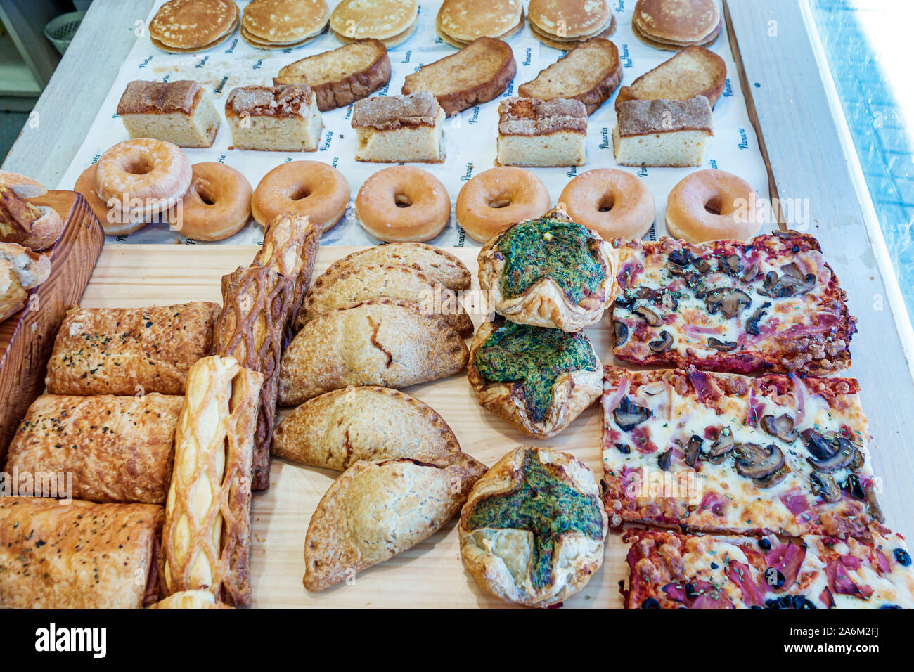 Valencia Spagna,Latino latino ispanico,Ciutat Vella,città vecchia,quartiere storico,Plaza Placa del Mercat,Panaria,panetteria,pasticceria,pizza,ciambelle,cibo,esposizione Foto Stock