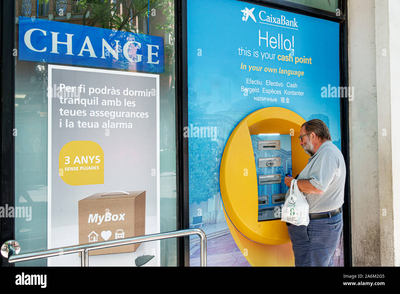Valencia Spagna Ispanico, Ciutat Vella, città vecchia, quartiere storico, Plaza Placa del Mercat, Banca Caixa, bancomat automatico sportello bancomat, uomo, fare t Foto Stock
