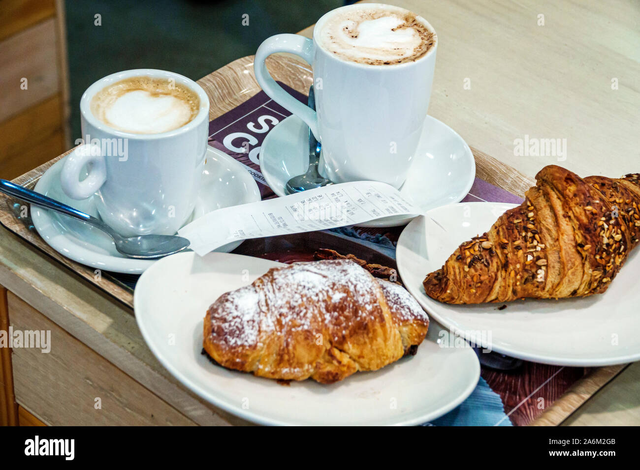 Valencia Spagna,Latino latino ispanico,Ciutat Vella,città vecchia,quartiere storico,Plaza Placa del Mercat,Panaria,panetteria,caffè,interno,cappuccino,cof Foto Stock