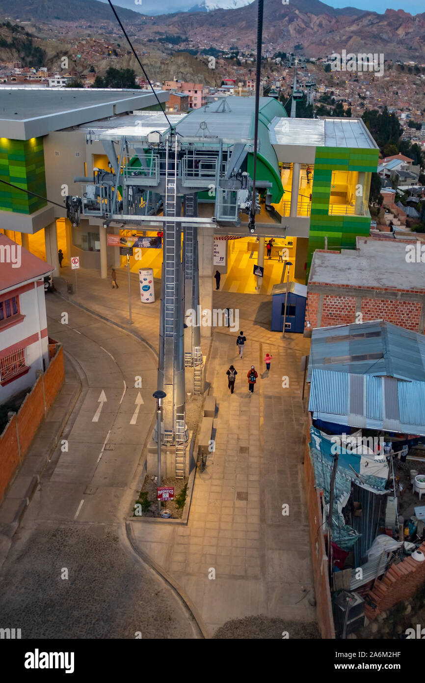 Vedute panoramiche del La città di La Paz dalla verde Skytrain/linea della Cabinovia (Mi) Teleferico Boliviano della Cordigliera delle Ande Paesaggi Urbani Foto Stock