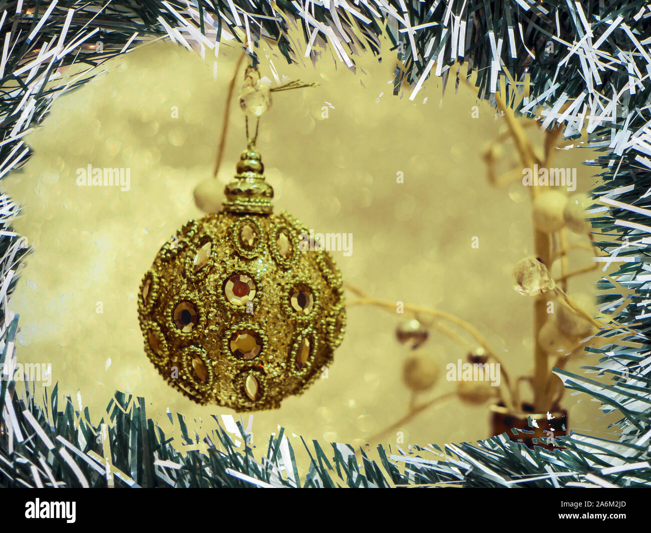 Abete decorazione. Sfondo chiaro. Anno nuovo umore, albero di Natale giocattoli. Luci, bokeh di fondo o astratta sfocate Luci di Natale desktop, cartoline, carta da parati. Copia dello spazio per il design. Foto Stock