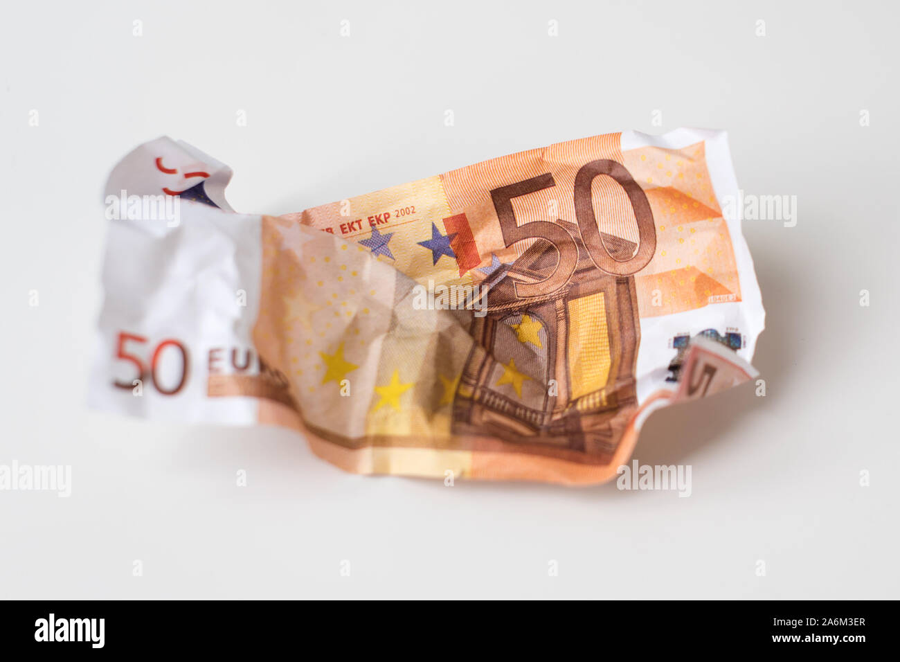 Crumpled euro denaro. Unione delle banconote di euro 50 su sfondo bianco. Messa a fuoco selettiva. Il valore monetario internazionale, valuta forte inflazione Foto Stock