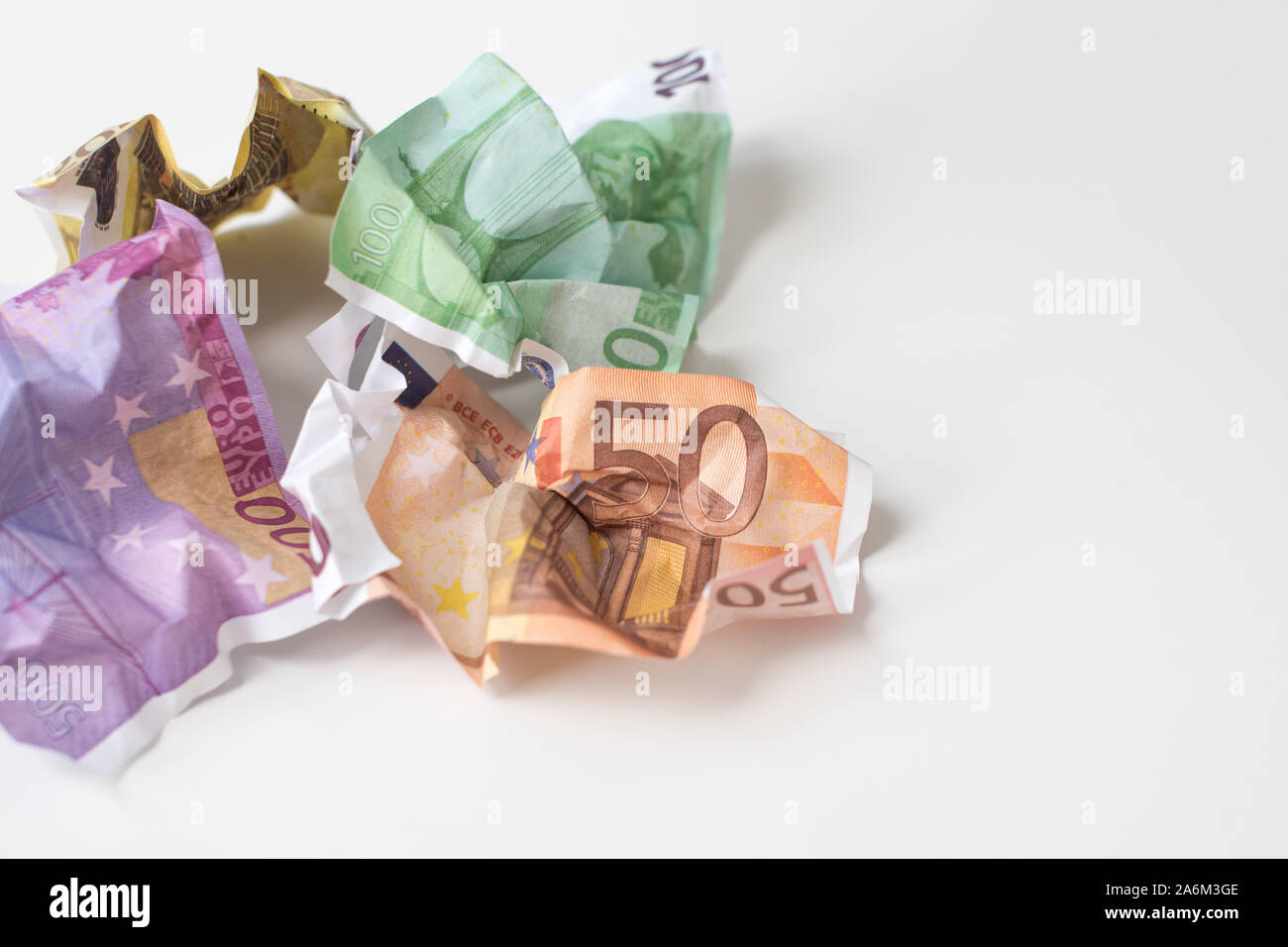 Crumpled euro denaro. Moneta europea le bollette di 50, 100, 200 e 500 euro su sfondo bianco. Messa a fuoco selettiva. Il valore monetario internazionale, forte Foto Stock