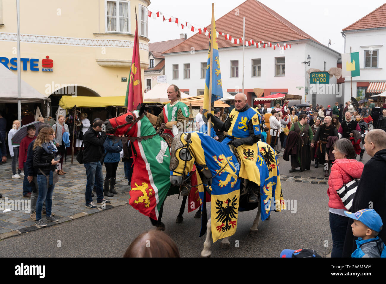 Cavaliere a cavallo con colorati caparison e banner a Eggenburg Festival medievale, Austria il più grande evento medievale Foto Stock