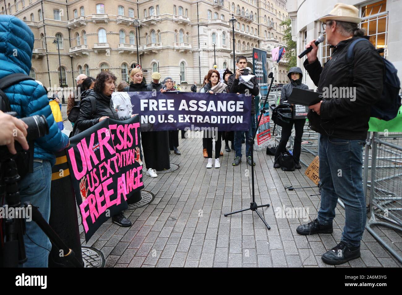 Londra/UK - 26 Ottobre 2019: i manifestanti si raccolgono al di fuori di BBC Studios di Londra il sabato per aumentare la consapevolezza e il supporto di Julian Assange Foto Stock
