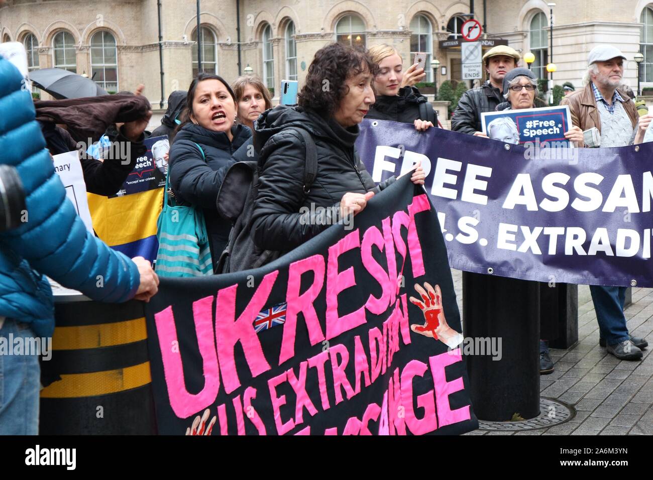 Londra/UK - 26 Ottobre 2019: i manifestanti si raccolgono al di fuori di BBC Studios di Londra il sabato per aumentare la consapevolezza e il supporto di Julian Assange Foto Stock