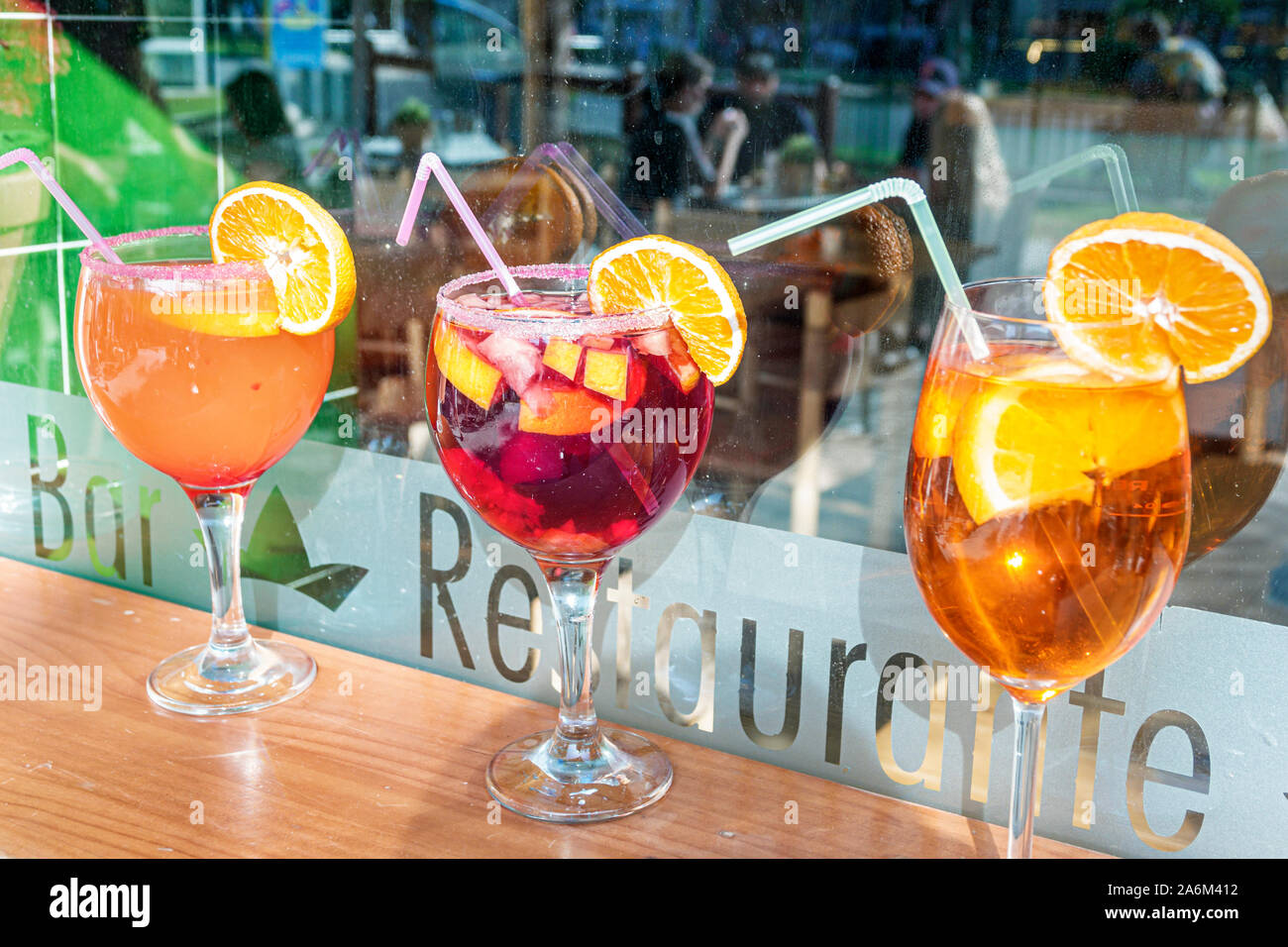 Valencia Spagna ispanica,Ciutat Vella,città vecchia,centro storico,Taverna de la Reina,ristorante,tapas,bar,finestra,cocktail,bevande,sangria,paglia di plastica, Foto Stock