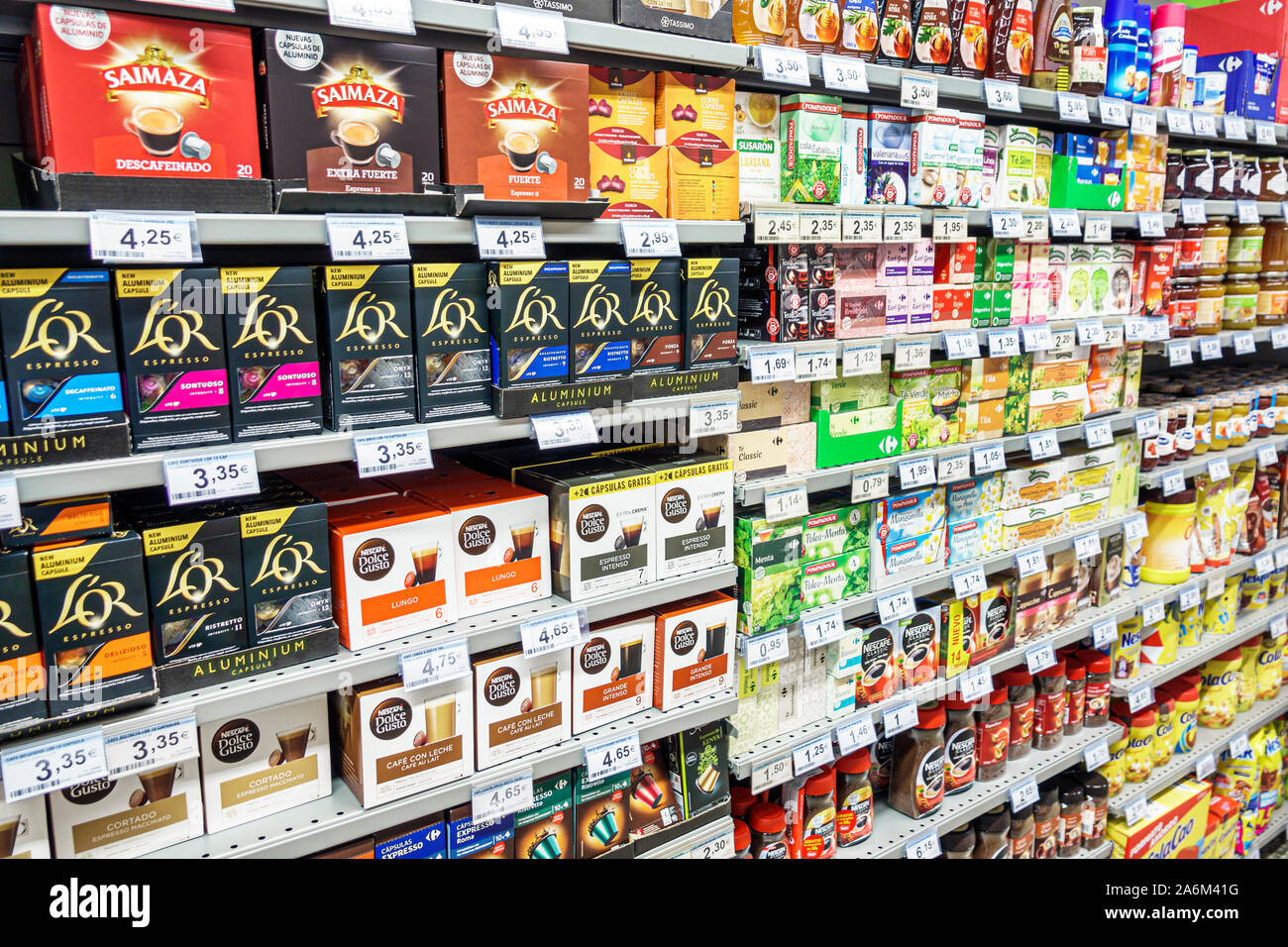 Valencia Spagna Ispanico, Ciutat Vella, città vecchia, centro storico, Carrer de les Avellanes, Carrefour Express, mercato, catena di negozi di alimentari, esposizione Foto Stock
