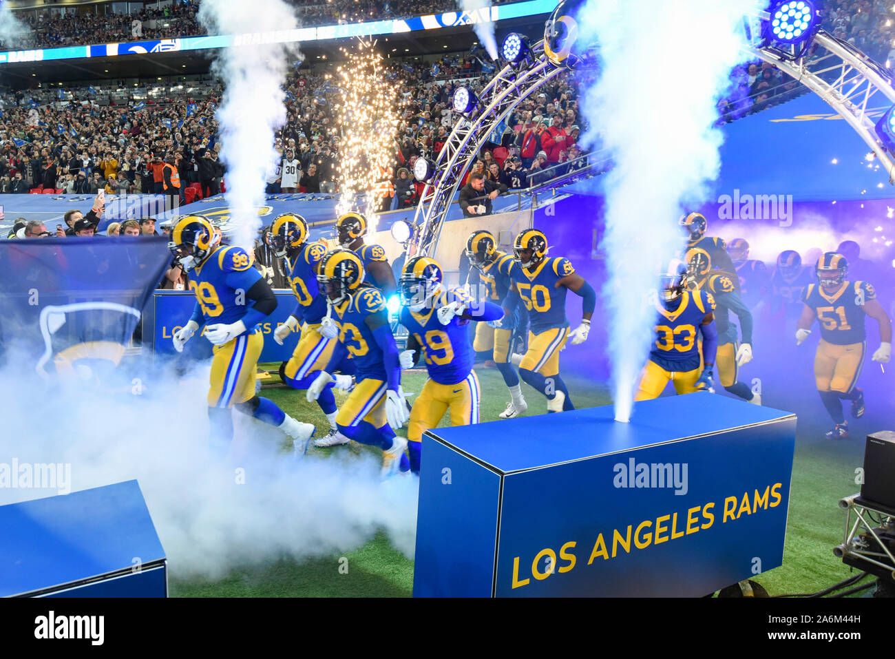 Londra, Regno Unito. Il 27 ottobre 2019. Rams arrivano all'inizio della partita di NFL Cincinnati Bengals v Los Angeles Rams allo Stadio di Wembley, gioco 3 di questo anno la NFL Giochi di Londra. Credito: Stephen Chung / Alamy Live News Foto Stock