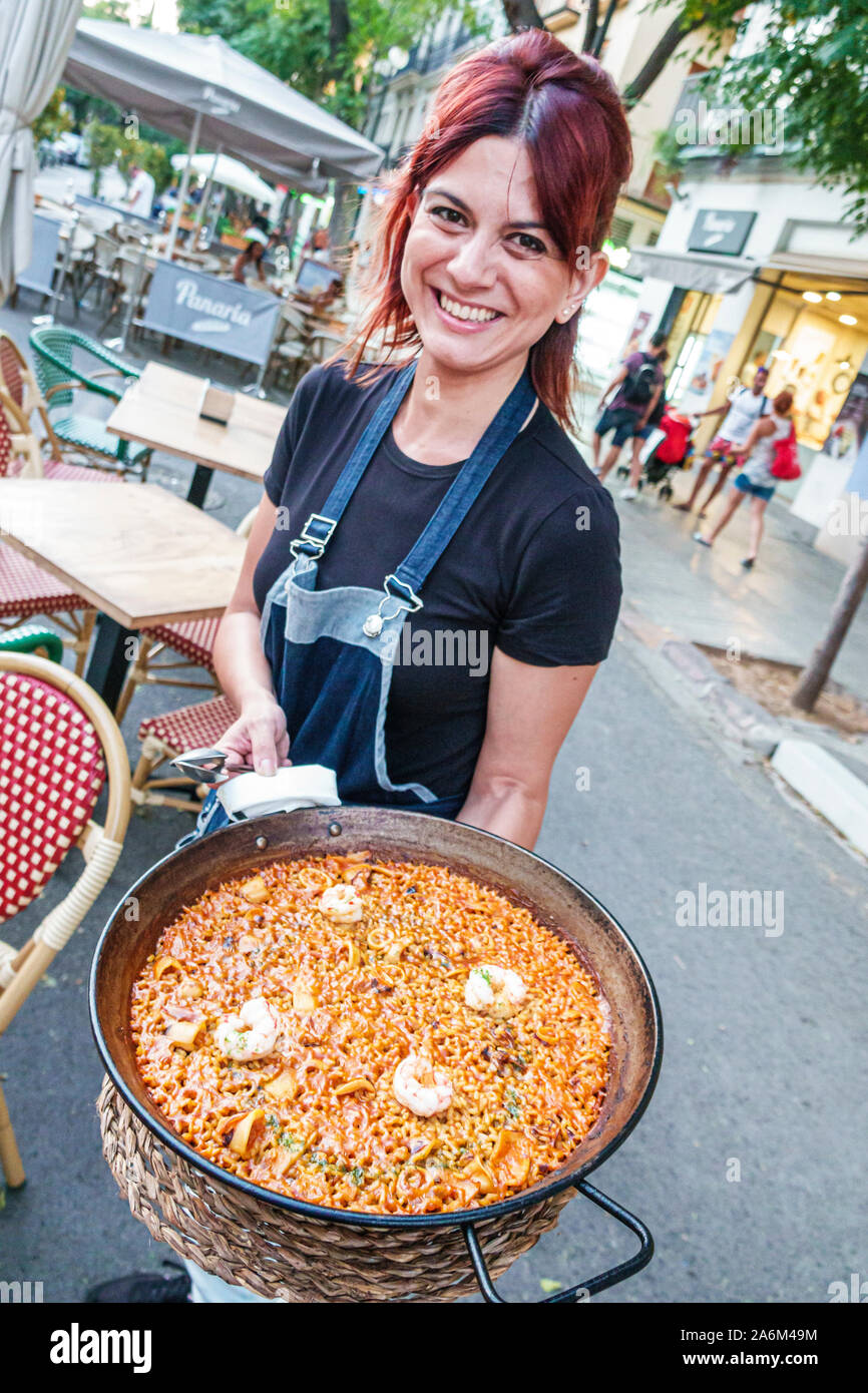 Valencia Spagna ispanica, Ciutat Vella, città vecchia, centro storico, Plaza del Mercat, El Rincon del Mercado, ristorante, ristorante all'aperto, donna, cameriera, holdi Foto Stock