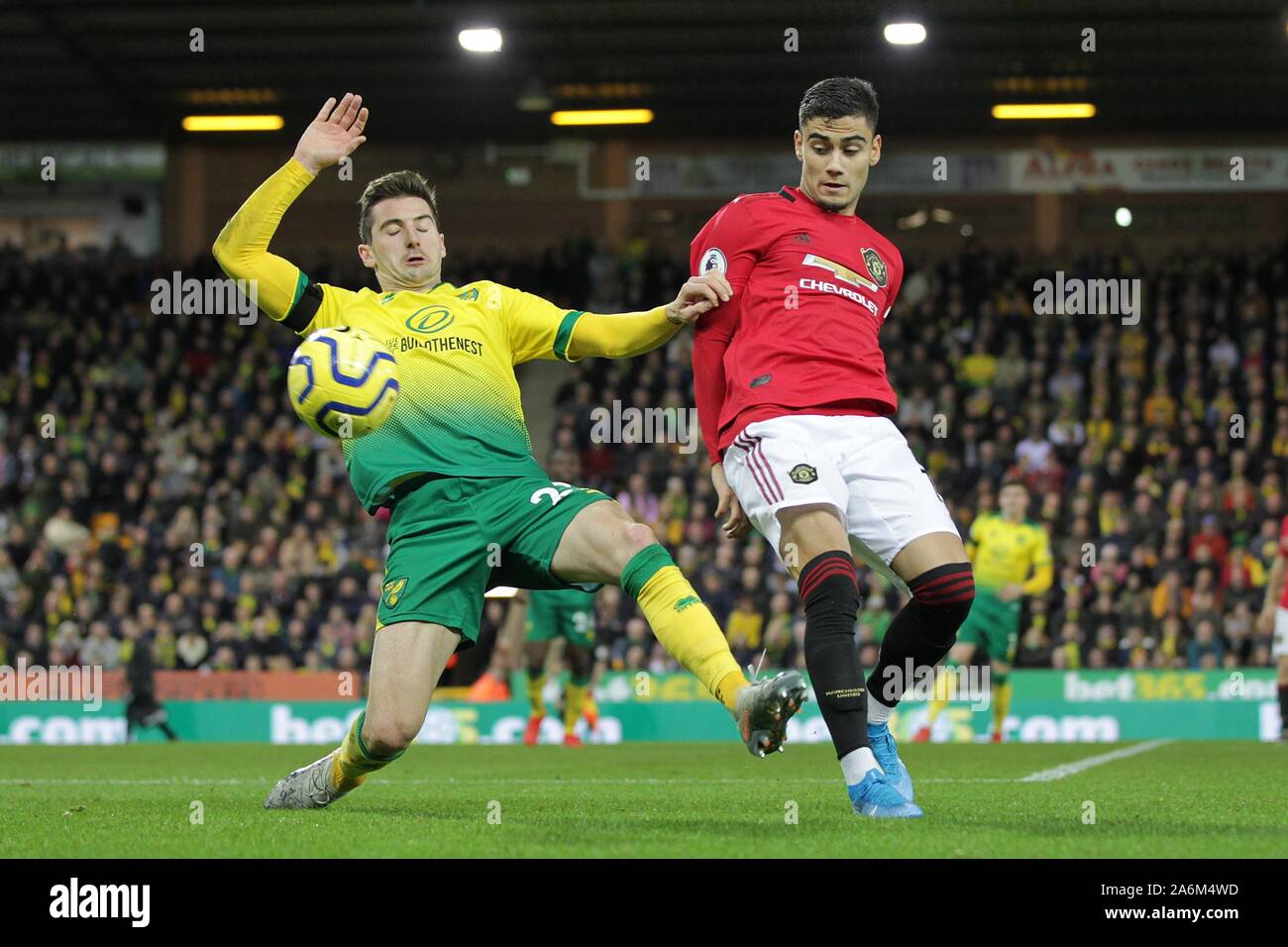 Norwich, Regno Unito. 26 ott 2019. Kenny McLean di Norwich City e Andreas Pereira del Manchester United durante il match di Premier League tra Norwich City e il Manchester United a Carrow Road il 27 ottobre 2019 a Norwich in Inghilterra. (Foto di Matt Bradshaw/phcimages.com) Credit: Immagini di PHC/Alamy Live News Foto Stock