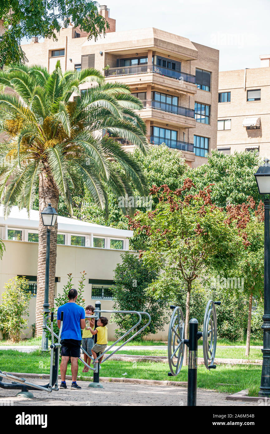 Valencia Spagna Ispanico, Trinitat, Jardines del Real, Jardins del Reial, Giardino reale di Viveros, parco pubblico urbano, parco giochi, famiglia, uomo, ragazzo, bambino, padre, figlio Foto Stock