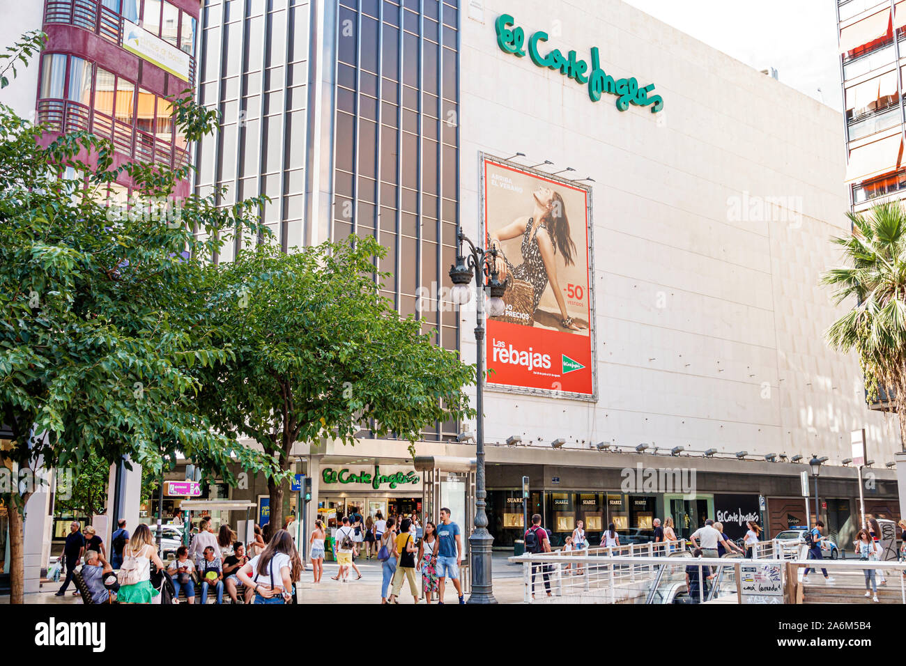 Valencia Spagna Ispanico,Ciutat Vella,centro storico,Plaza de los Pinazo,El Corte Ingles,grande magazzino,esterno,insegna,vendita,sconti,pedest Foto Stock