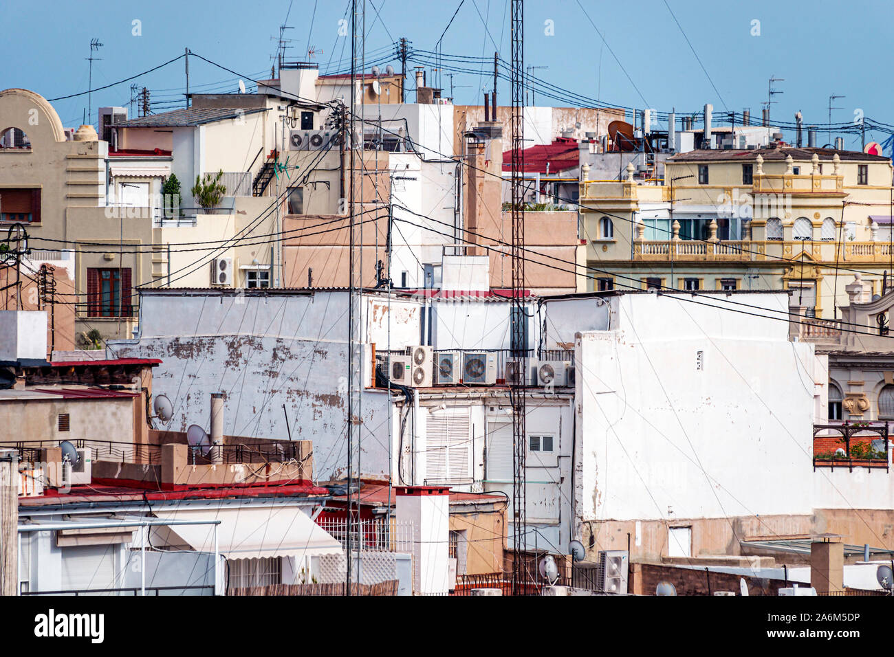 Valencia Spagna Ispanico, Ciutat Vella, città vecchia, centro storico, vista sul tetto, quartiere, cavo elettrico, antenna, aria condizionata unità, tetti Foto Stock