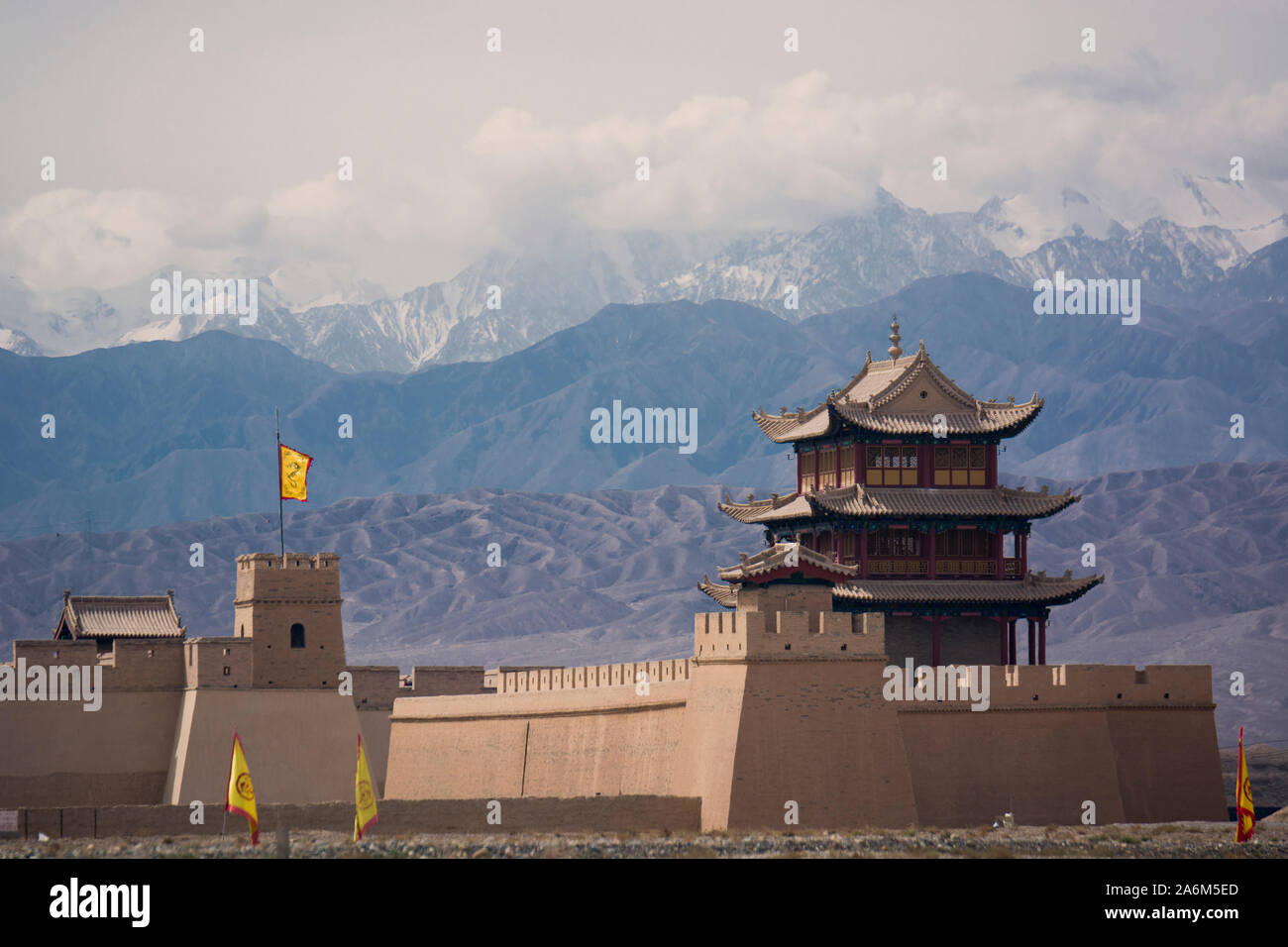Il Qilian montagne dietro il Jiayugian Fort, antico ingresso alla Cina dopo aver attraversato l'Asia centrale del deserto Foto Stock