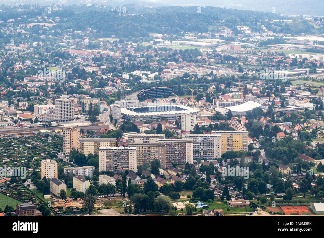 Vista aerea del Football Soccer Stadion di città di Graz da elicottero drone con il distretto Liebenau su un nuvoloso giorno di estate in Austria, Europa Foto Stock