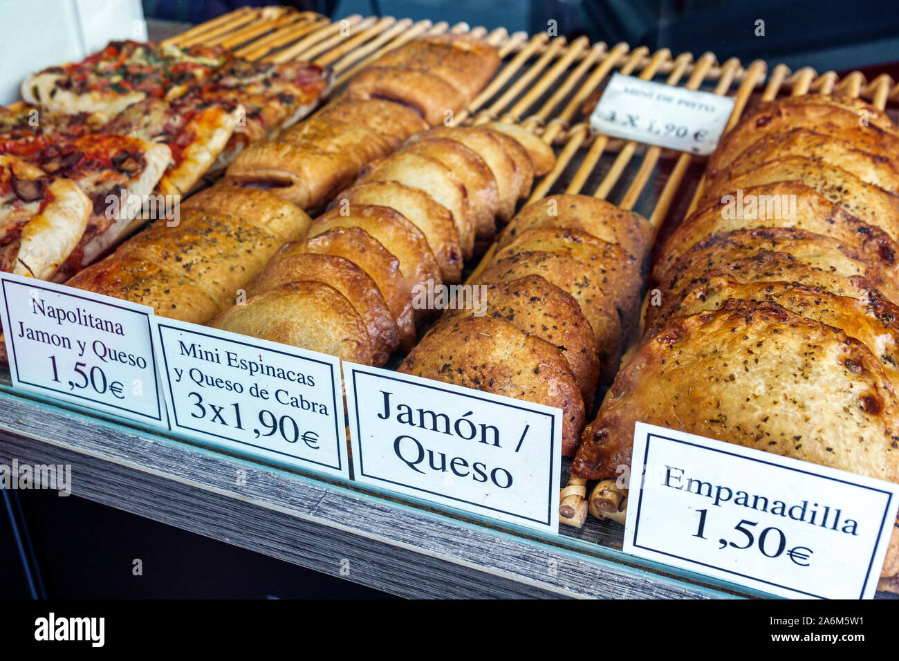 Valencia Spagna,Ciutat Vella,città vecchia,quartiere storico,Pickamos,panetteria artigianale,caffè,pasticceria,vendita display,empanadas,turnovers,colazione tipica,Euro s. Foto Stock