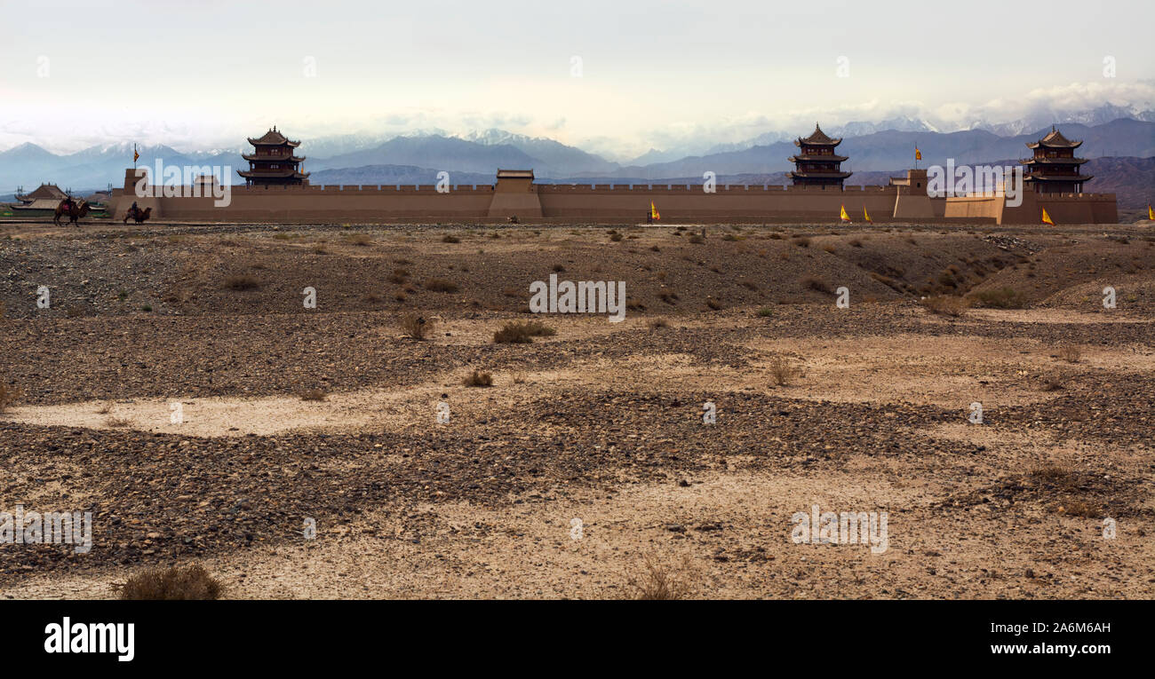 Il Qilian montagne dietro il Jiayugian Fort, dove carovane di cammelli è entrato antica alla Cina dopo aver attraversato l'Asia centrale del deserto Foto Stock