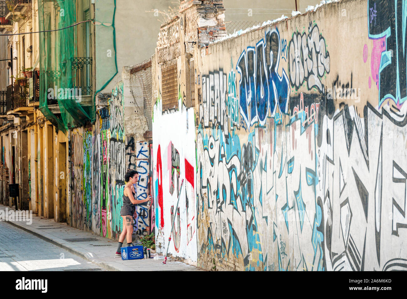 Valencia Spagna,Ciutat Vella,città vecchia,quartiere storico,Calle Liria,graffiti,artista di strada,pittura,donna,ispanica,ES190830079 Foto Stock