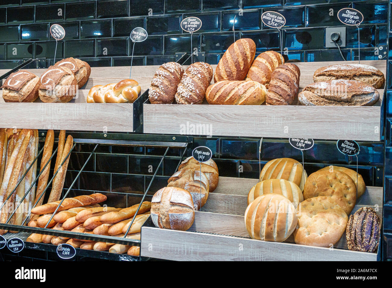Valencia Spagna,Ciutat Vella,città vecchia,quartiere storico,Plaza Placa del Mercat,Granier,panetteria,caffetteria,interno,interno interno,pane artigianale,borsa Foto Stock