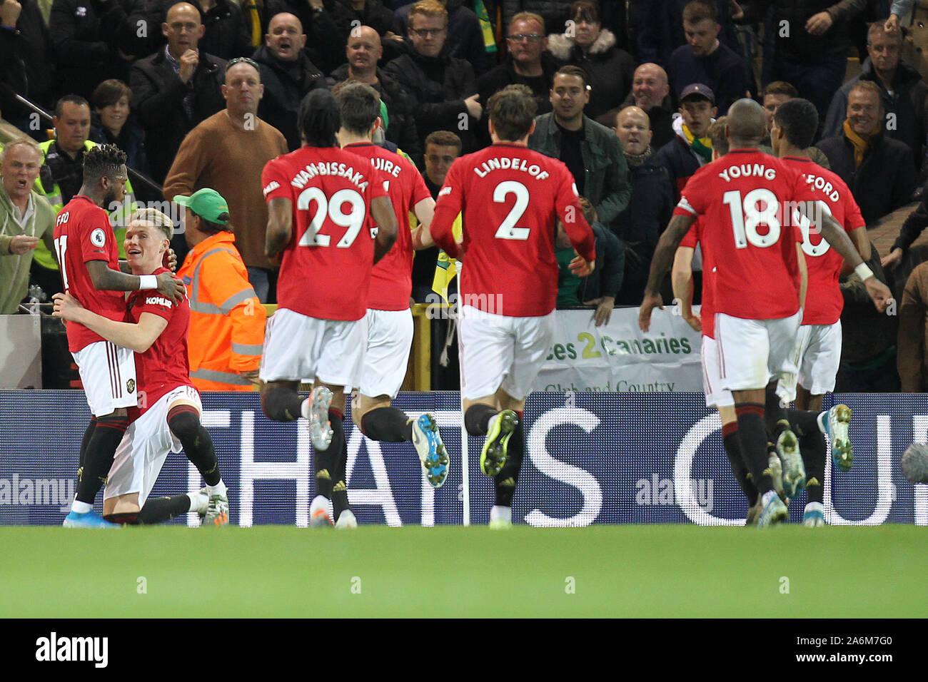 Norwich, Regno Unito. 26 ott 2019. Il Manchester United celebrare dopo Scott McTominay (2 L) ha segnato il loro primo obiettivo durante il match di Premier League tra Norwich City e il Manchester United a Carrow Road il 27 ottobre 2019 a Norwich in Inghilterra. (Foto di Matt Bradshaw/phcimages.com) Credit: Immagini di PHC/Alamy Live News Foto Stock
