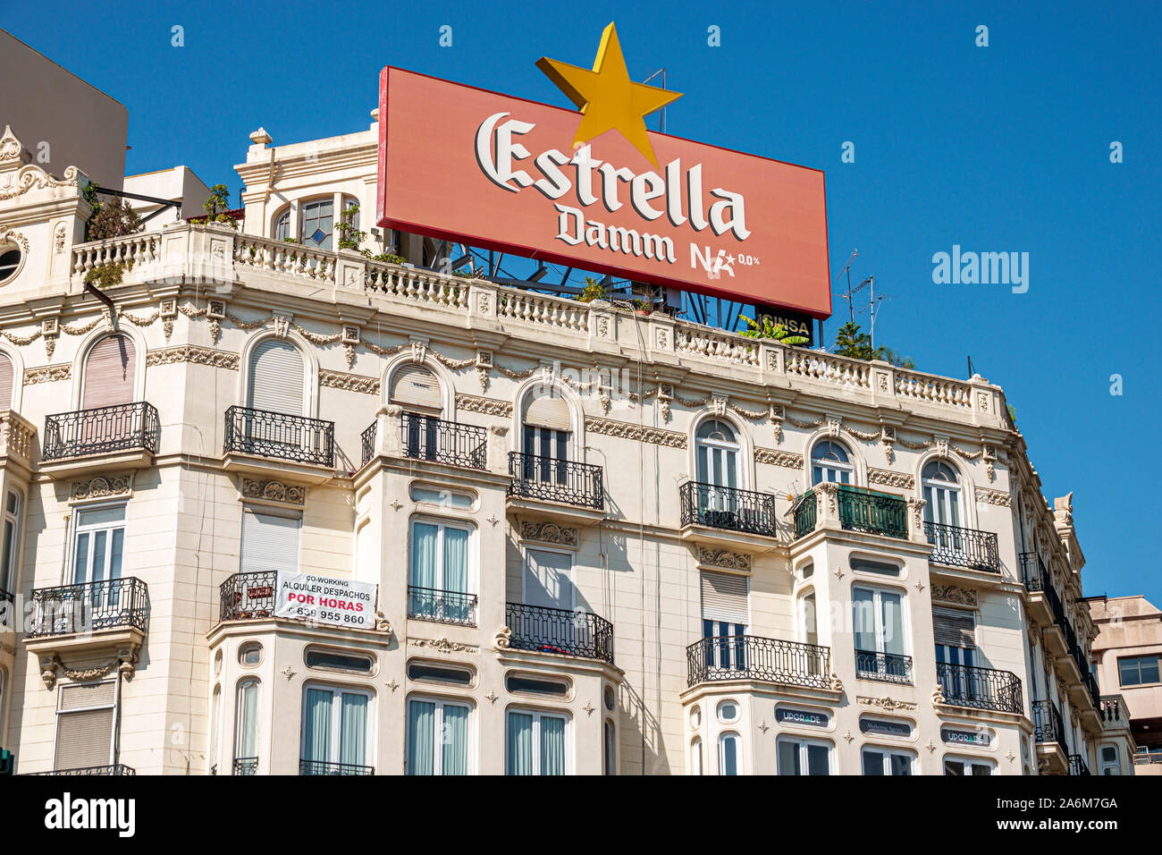 Valencia Spagna,Carrer de Xativa,condominio residenziale,esterno,balconi,cartello,Estrella Damm,birra,ad,ES190831011 Foto Stock
