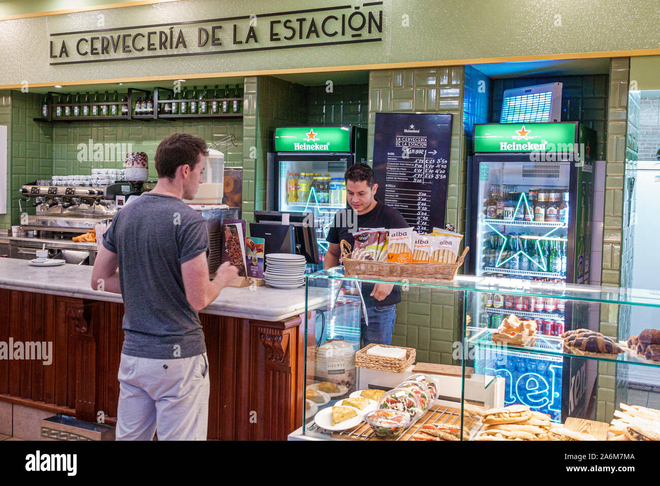 Valencia Spagna,Estacio del Nord,stazione ferroviaria Renfe,interno,interno,interno,la Cerveceria,birreria,cafe,bar bar,bancone,uomo uomo maschio A. Foto Stock