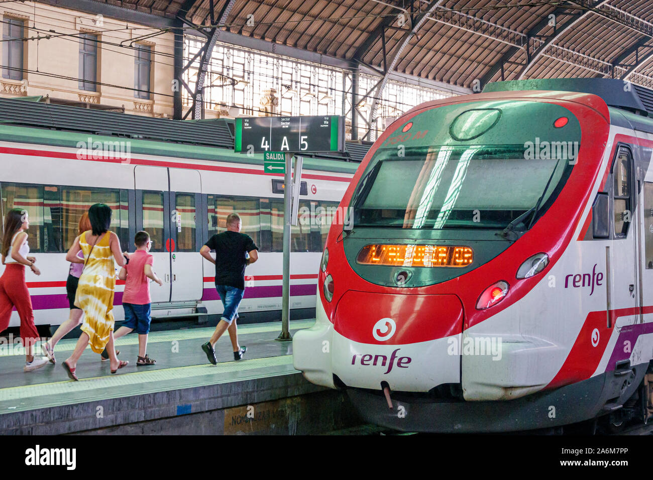 Valencia Spagna,Estacio del Nord,stazione ferroviaria Renfe,piattaforma,binario,treno,uomo,donna,ragazzo,ragazza,teen,famiglia,corsa,corsa,interno,piloti Foto Stock