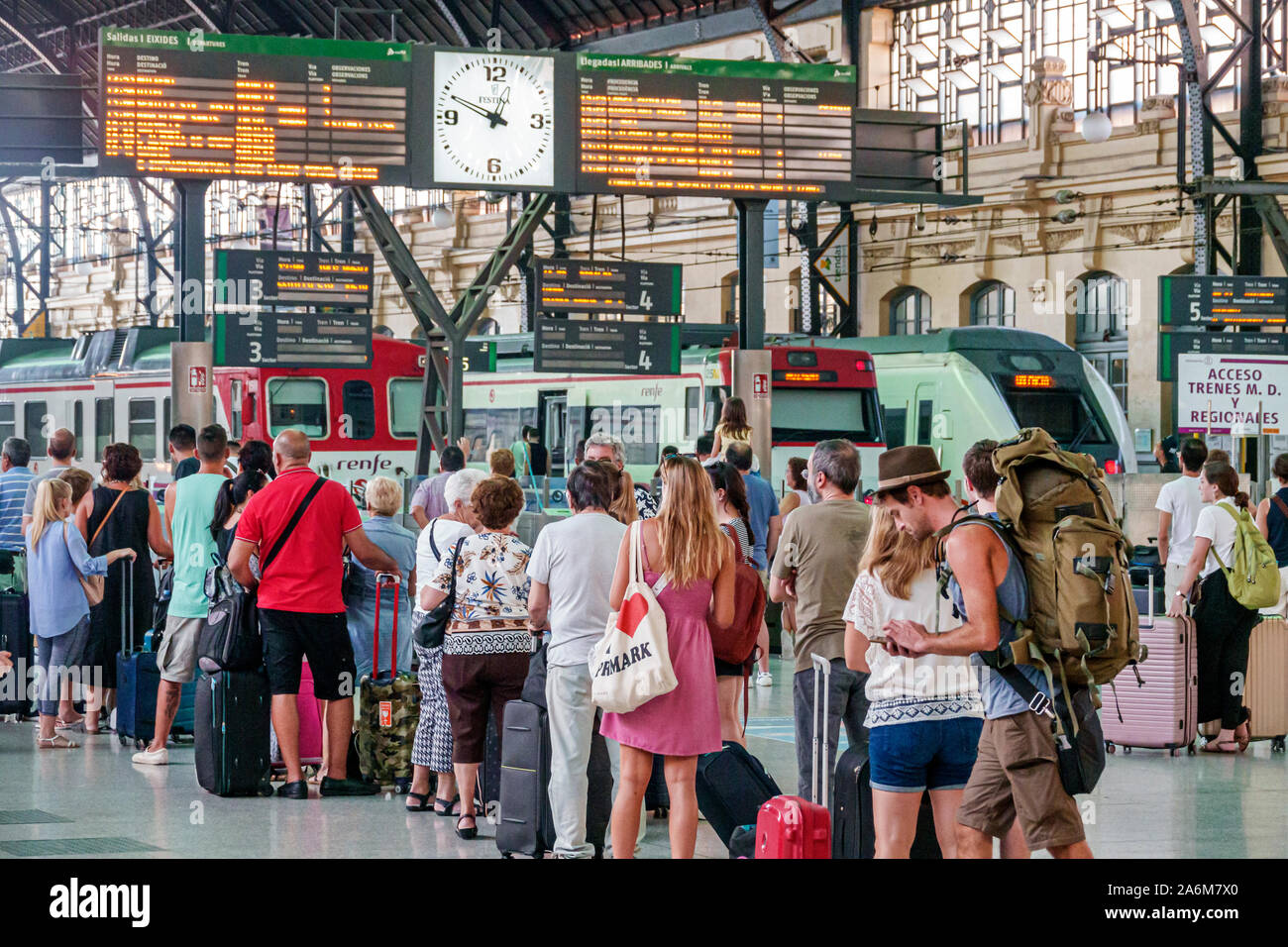 Valencia Spagna,Estacio del Nord,stazione ferroviaria Renfe,piattaforma,digital partway board,orologio,interno,passeggeri passeggeri passeggeri,pendolari,bagagli Foto Stock