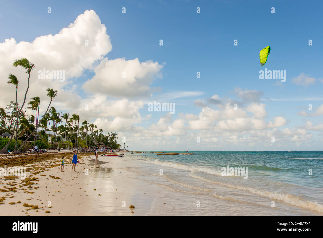 Punta Cana / Repubblica Dominicana - 13 Aprile 2014: Paradiso di vacanza, una barca in mare blu Foto Stock