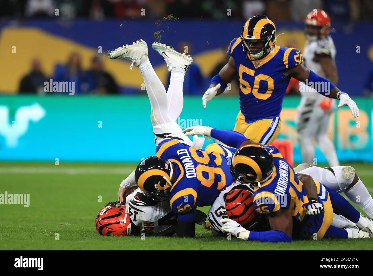 Cincinnati Bengals' di Andy Dalton è saccheggiata da la ram's Aaron Donald durante la NFL serie internazionale corrisponde allo stadio di Wembley, Londra. Foto Stock