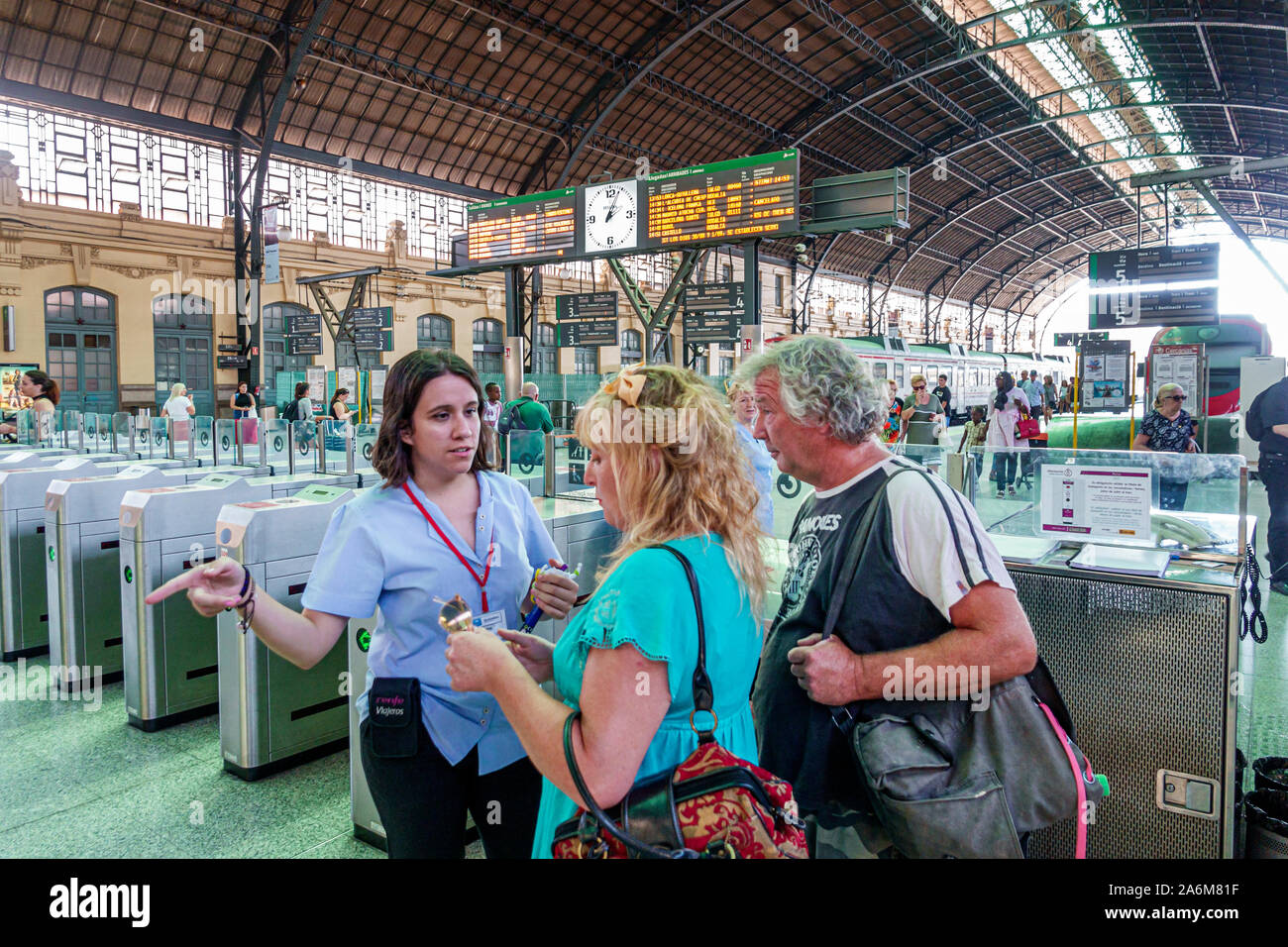 Valencia Spagna,Estacio del Nord,stazione ferroviaria Renfe,piattaforma,digital partway board,orologio,interno,passeggeri passeggeri passeggeri,pendolari,informa Foto Stock