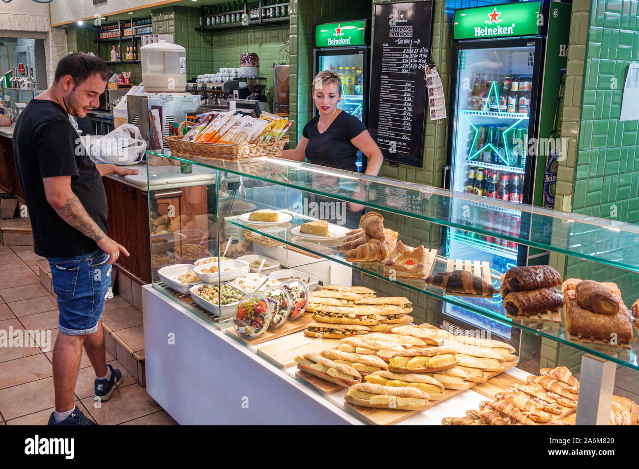 Valencia Spagna,Estacio del Nord,stazione ferroviaria Renfe,interno,la Cerveceria,birreria,cafe,bar,bancone,paninoteca,donna,uomo,a Foto Stock Valencia Spagna,Estacio del Nord,stazione ferroviaria Renfe,interno,la Cerveceria,birreria,cafe,bar,bancone,paninoteca,donna,uomo,a Foto Stock