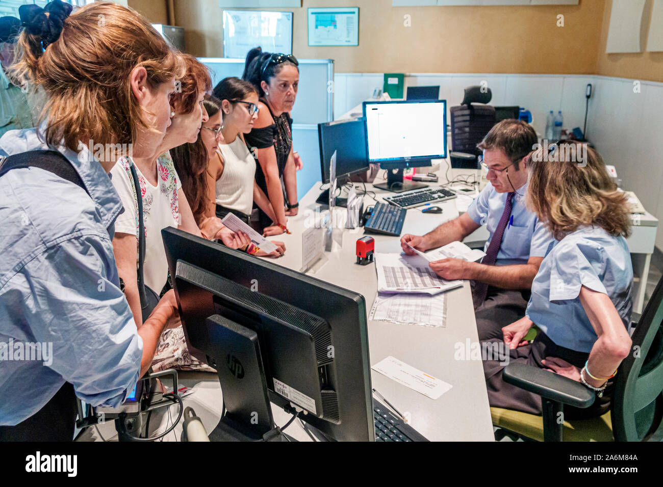 Valencia Spagna,Estacio del Nord,stazione ferroviaria Renfe,servizio clienti desk,uomo,donna,ragazza,teen,famiglia,agente,interno,passeggeri,d Foto Stock