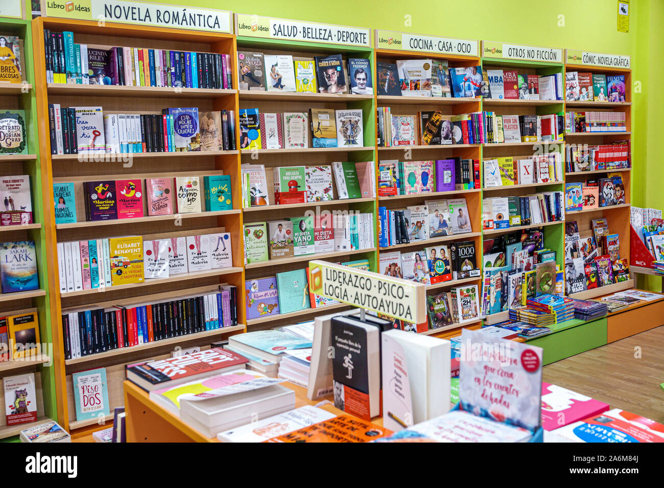 Valencia Spagna,Estacio del Nord,stazione ferroviaria Renfe,interno,libreria,negozio,libri,esposizione,narrativa,romanzi,psicologia,ES190831061  Foto stock - Alamy