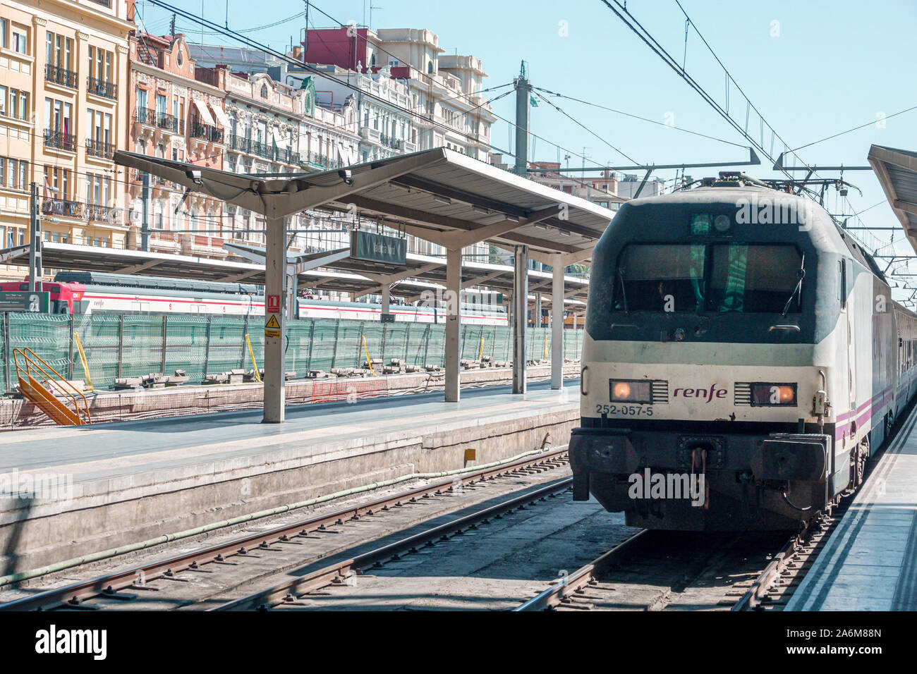 Valencia Spagna,Estacio del Nord,stazione ferroviaria Renfe,piattaforma,binario,ferrovia,treno in arrivo,ES190831077 Foto Stock