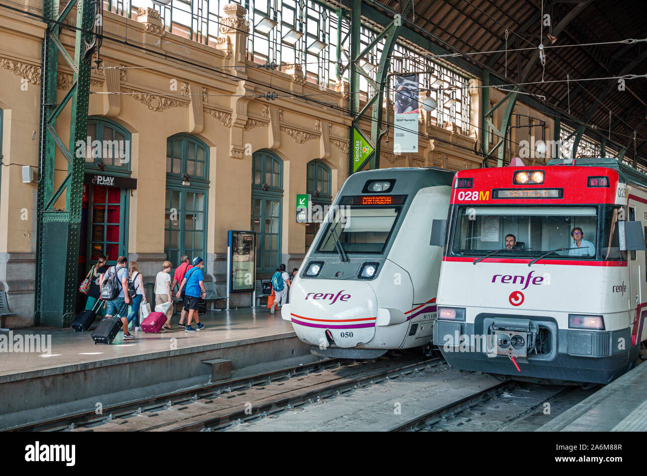 Valencia Spagna,Estacio del Nord,stazione ferroviaria Renfe,piattaforma,binari,vagone ferroviario,interno,passeggeri passeggeri passeggeri passeggeri,pendolari,ES190831075 Foto Stock
