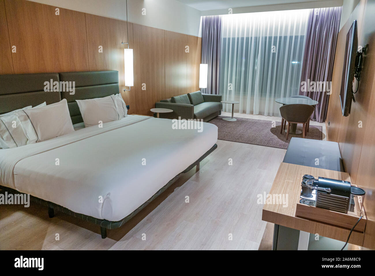 Barcellona Spagna,Catalonia Les Corts,AC Hotel Diagonal l’Illa,hotel,camera,letto matrimoniale,interno,ES190831089 Foto Stock