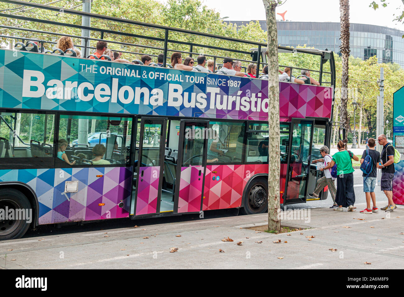 Barcellona Spagna,Catalonia Les Corts,Avinguda Diagonal,Bus Turistico,autobus turistico a due piani,uomo,donna,imbarco,passeggeri del tour,ES190901007 Foto Stock