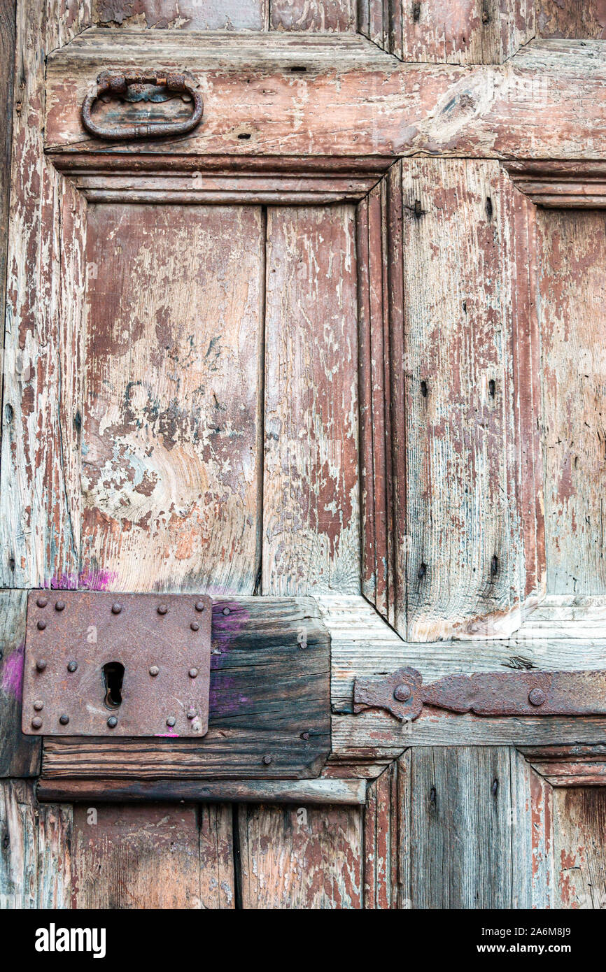 Barcellona Spagna,Catalogna Catalunya,Monastero di Pedralbes,complesso storico gotico,porta antica,metallo antico porta in ferro,keyhole,legno invecchiato intemperie Foto Stock