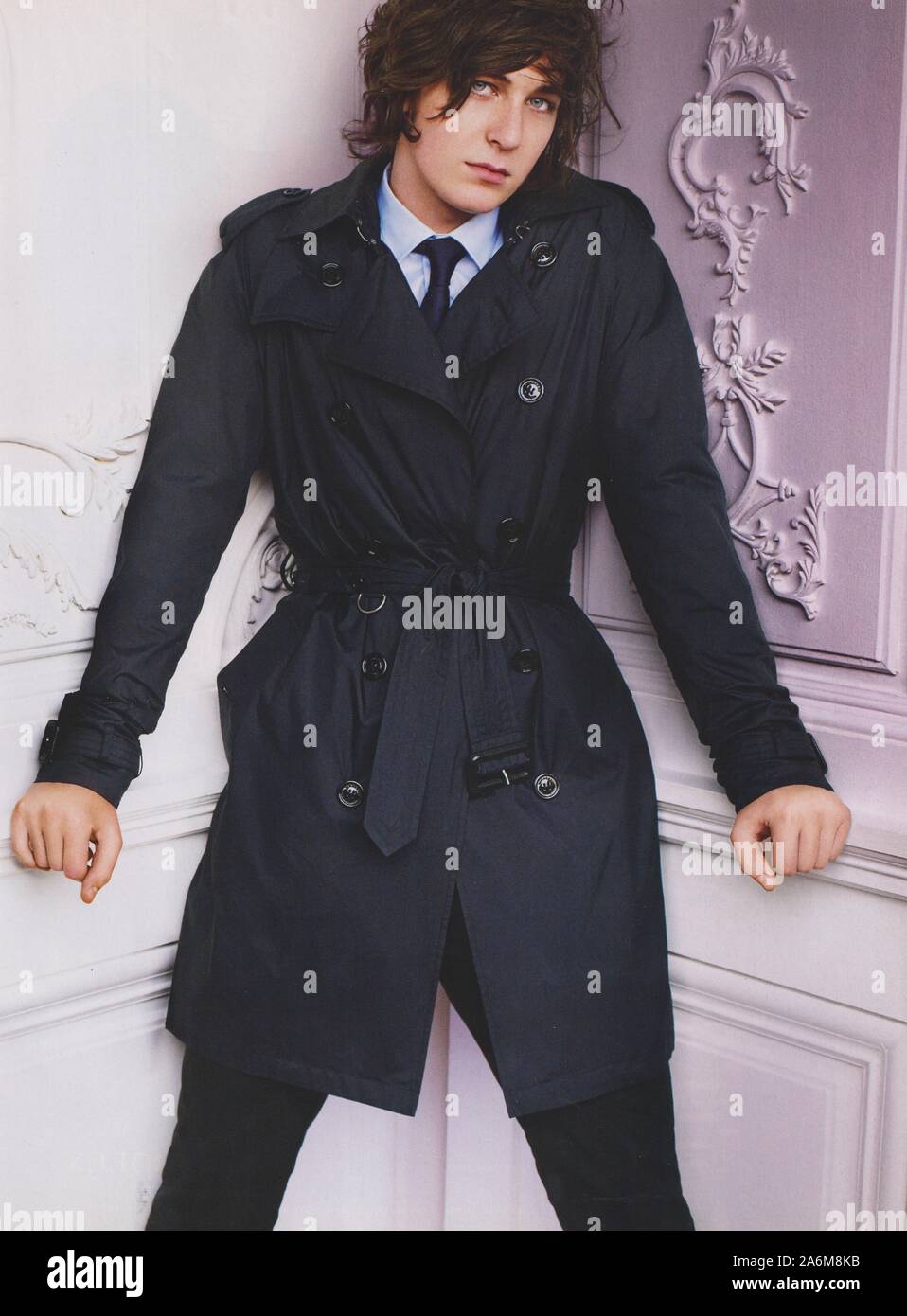 Poster pubblicitario casa di moda Burberry su rivista di carta da 2010 anni, pubblicità, pubblicità creativa Burberry 2010s Foto Stock