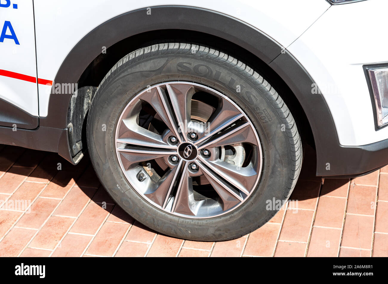 Samara, Russia - 8 Settembre 2019: Moderna Hyundai auto ruota in lega leggera disco con profilo basso pneumatico Hankook Foto Stock