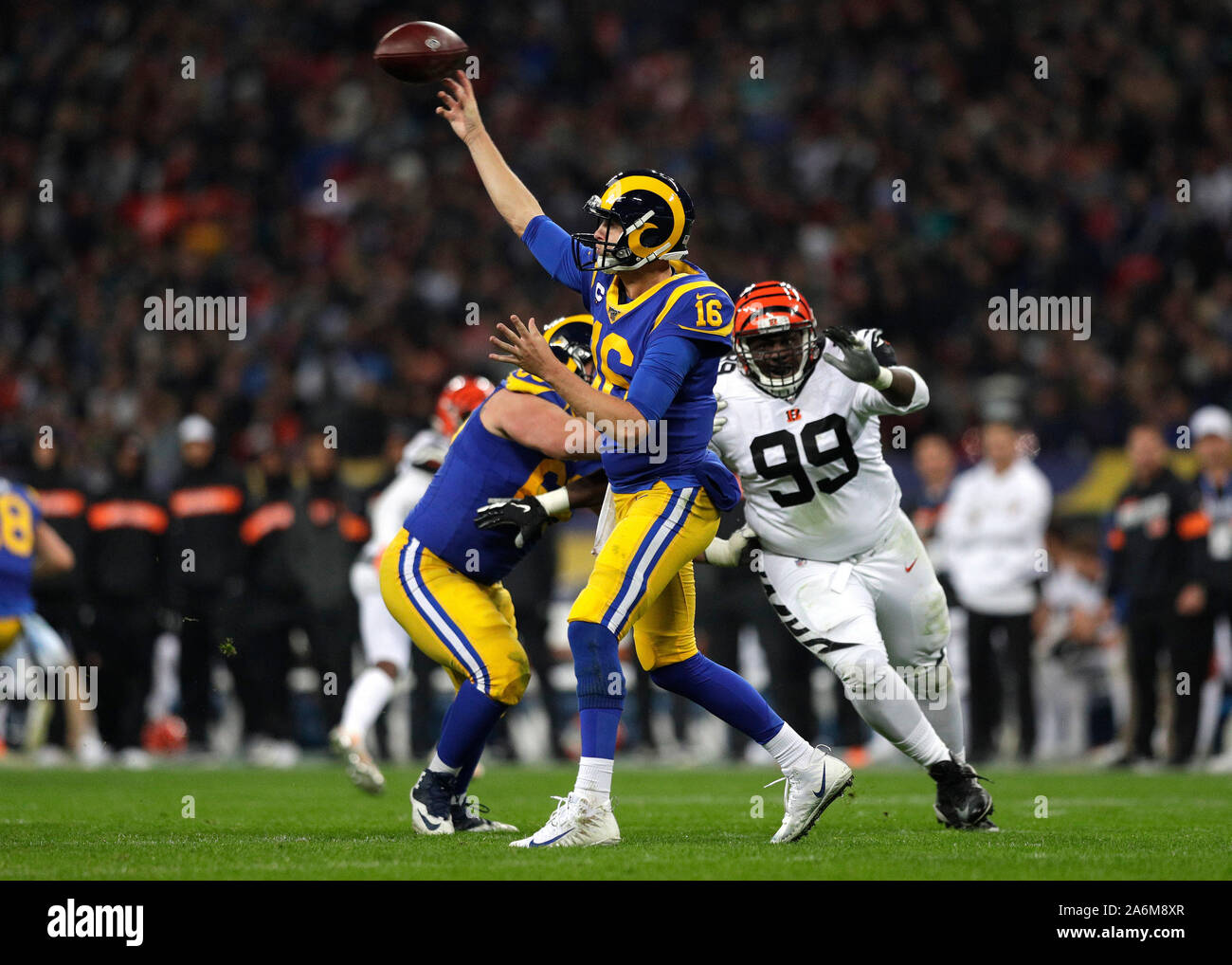 Lo stadio di Wembley, Londra, Regno Unito. 27 ott 2019. National Football League, Los Angeles Rams contro Cincinnati Bengals; Jared Goff di Los Angeles Rams getta per un completamento - Editoriale usare carte di credito: Azione Plus sport/Alamy Live News Foto Stock