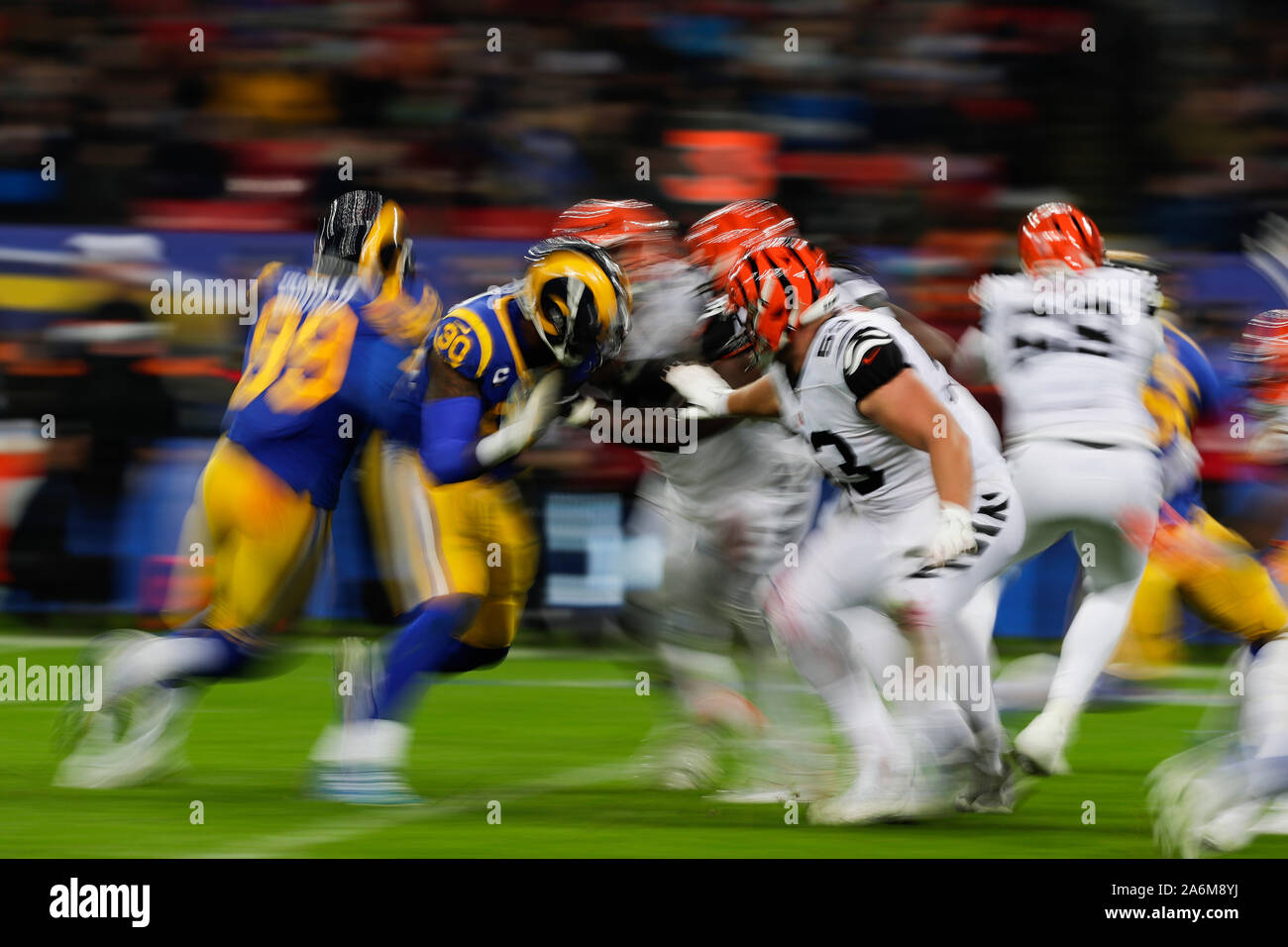 Lo stadio di Wembley, Londra, Regno Unito. 27 ott 2019. National Football League, Los Angeles Rams contro Cincinnati Bengals; Los Angeles Rams e Cincinnati Bengals giocatori nella fotocamera azione blurr - Editoriale usare carte di credito: Azione Plus sport/Alamy Live News Foto Stock